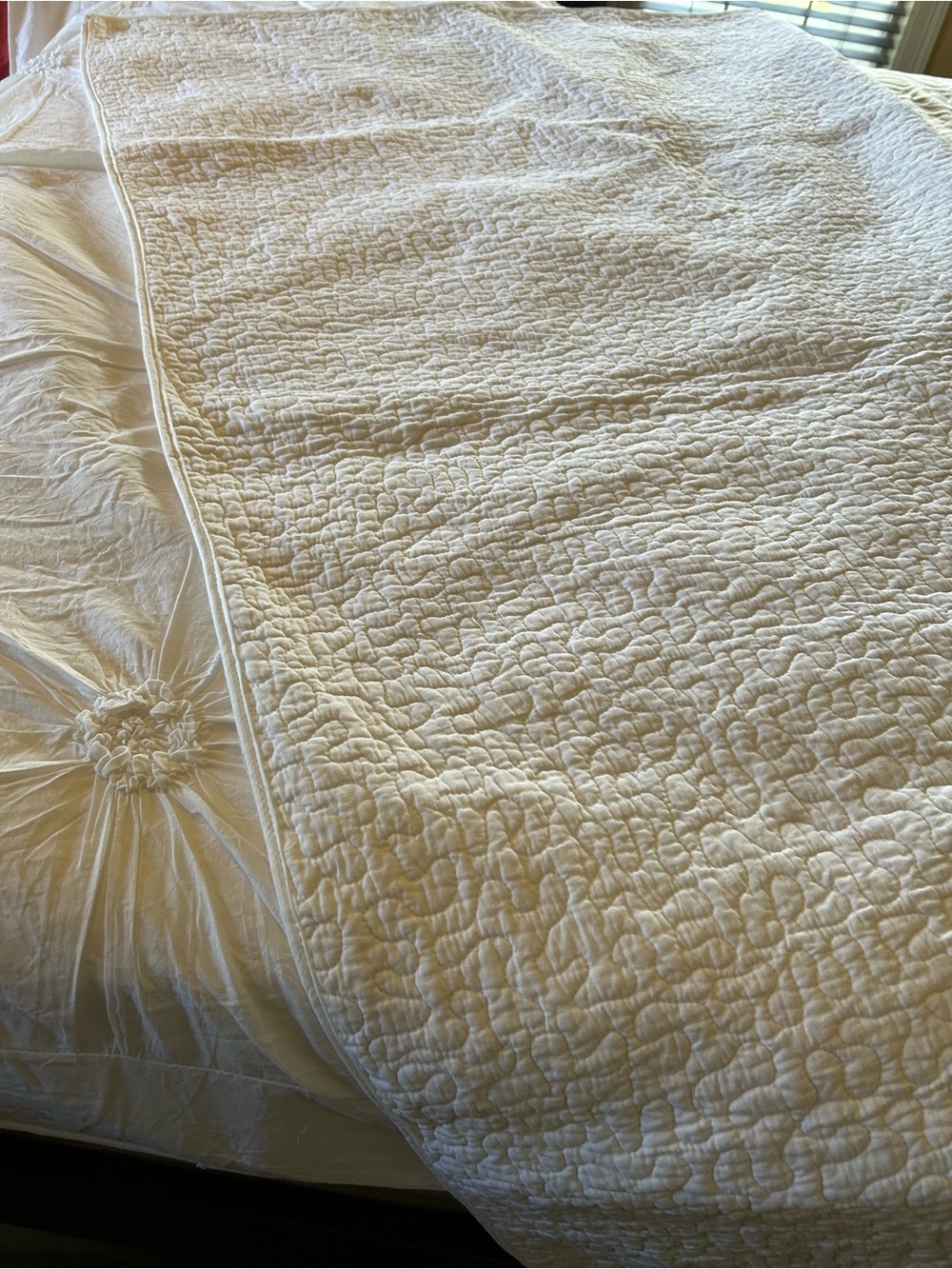 Gorgeous white quilt - Picture 4 of 4